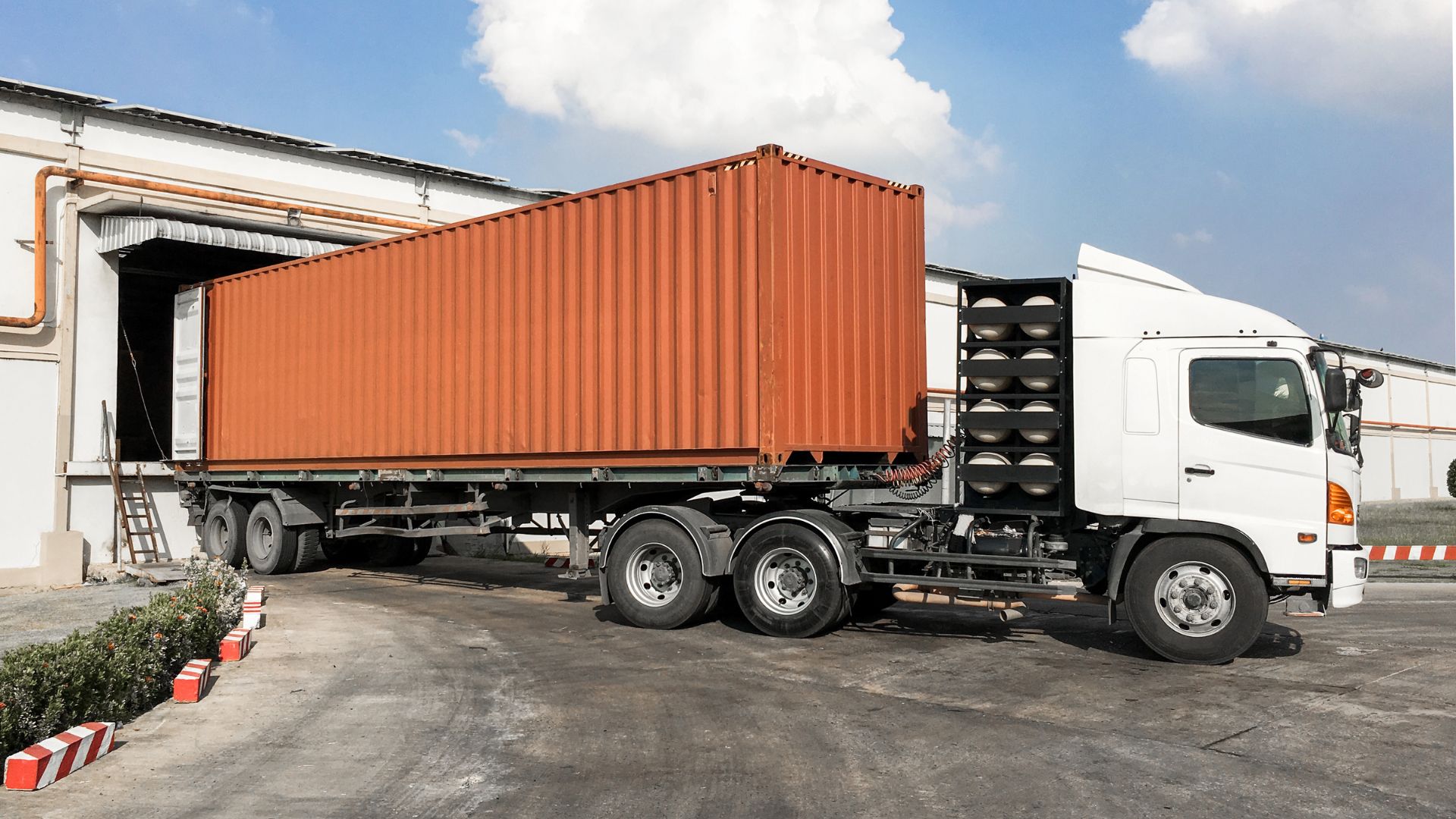 1 Personale specializzato per piattaforme logistiche per GDO Retail<br />
• Pulizia delle Aree di Lavoro: Mantenere pulite le aree di lavoro è essenziale per prevenire incidenti e mantenere un ambiente di lavoro sano. Utilizziamo prodotti di pulizia ecologici e attrezzature moderne per garantire i migliori risultati.<br />
• Manutenzione Ordinaria e Straordinaria: Il nostro team è disponibile per eseguire interventi di manutenzione ordinaria e straordinaria, prevenendo guasti e mantenendo le attrezzature in perfette condizioni. Offriamo piani di manutenzione preventiva per minimizzare i tempi di inattività.<br />
• Gestione Rifiuti e Riciclaggio: Implementiamo pratiche di gestione dei rifiuti e riciclaggio per ridurre l’impatto ambientale delle operazioni logistiche. Offriamo soluzioni personalizzate per la raccolta differenziata e il riciclaggio dei materiali.