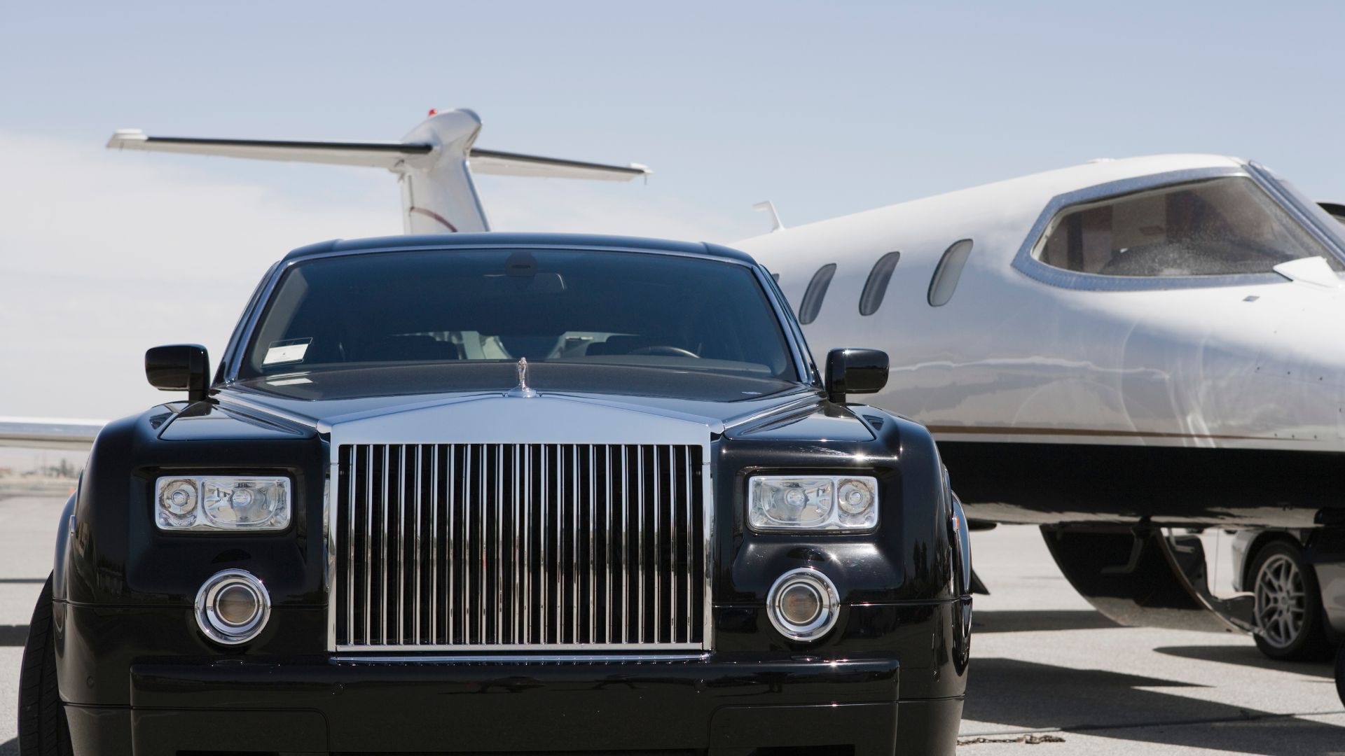 4 Exclusive & Luxury Transfers<br />
• Jet Privati: Offriamo voli privati per un viaggio in totale privacy e comfort. I nostri jet sono equipaggiati con sedili di lusso, ampi spazi per il relax, e servizi a bordo personalizzati per garantire un’esperienza di volo senza eguali.<br />
• Elicotteri: Per spostamenti rapidi e panoramici, i nostri elicotteri offrono una vista mozzafiato e un servizio di prima classe. Ideali per raggiungere località difficili da accesso via terra o per tour panoramici indimenticabili.<br />
• Yacht e Barche a Vela: Per esperienze di lusso in mare aperto, offriamo una selezione di yacht e barche a vela dotati di equipaggi esperti e servizi a bordo di alta qualità. Perfetti per vacanze, eventi speciali, o semplicemente per rilassarsi in mare.<br />
• Limousine: Per trasferimenti terrestri con classe ed eleganza, le nostre limousine sono la scelta perfetta. Ideali per eventi speciali, incontri di lavoro, o semplicemente per viaggiare con stile, offrono interni lussuosi, privacy totale, e comfort eccezionale.